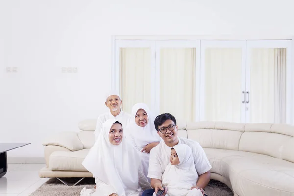 Retrato Família Muçulmana Feliz Assistindo Juntos Sala Estar Enquanto Passa — Fotografia de Stock