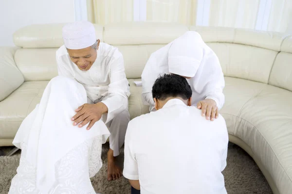 Портрет Мусульманских Родителей Прощающих Сына Дочь Сидящих Гостиной — стоковое фото