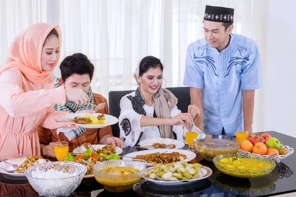 一群年轻的穆斯林在家里的饭厅里吃早餐 — 图库照片