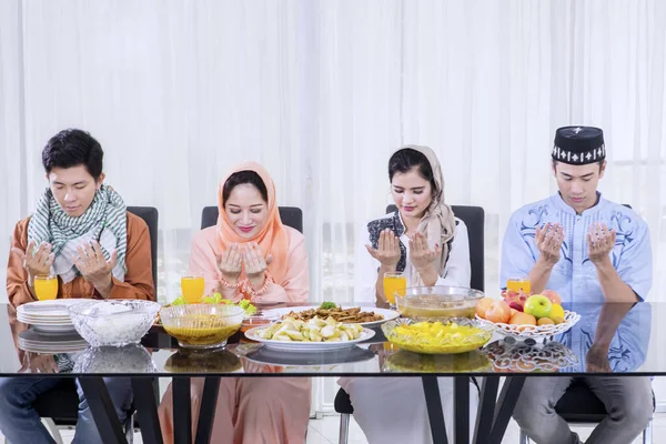 Gruppe Junger Muslimischer Menschen Betet Vor Dem Gemeinsamen Essen Speisesaal — Stockfoto