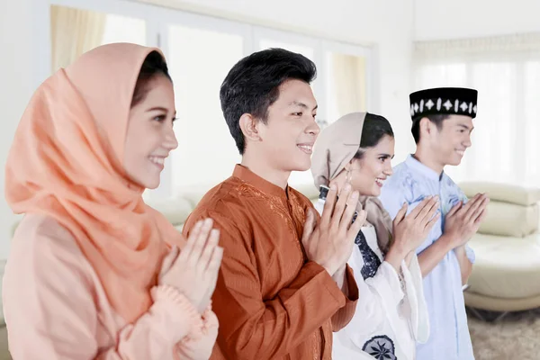 Sekelompok Pemuda Muslim Menunjukkan Tangan Salam Bersama Sama Sambil Tersenyum — Stok Foto