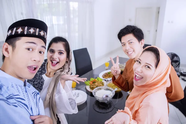 Grupo Jovens Muçulmanos Felizes Tirando Foto Selfie Juntos Sala Jantar — Fotografia de Stock