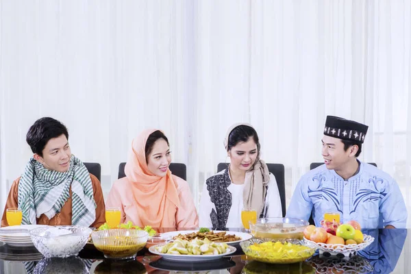 Grupa Młodych Muzułmanów Rozmawia Sobą Przed Jedzeniem Jadalni Przerwę Postu — Zdjęcie stockowe