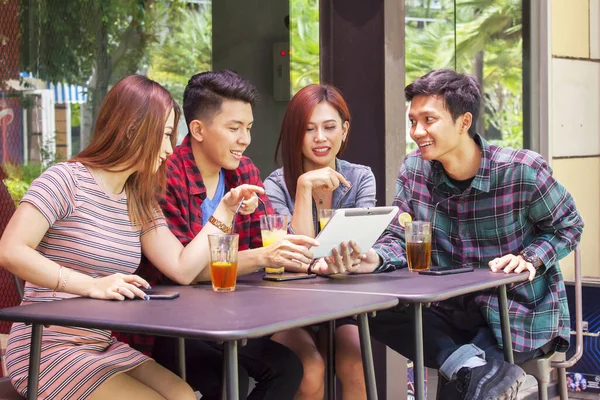 Retrato Jóvenes Discutiendo Juntos Mientras Usan Una Tableta Digital Cafetería —  Fotos de Stock