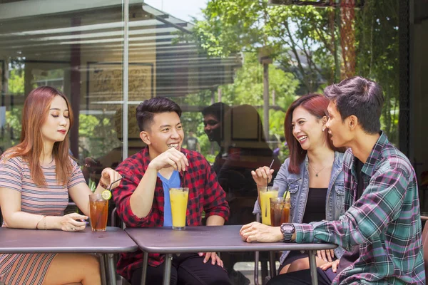 Ομάδα Από Χαρούμενους Νέους Που Κάθονται Στο Καφέ Απολαμβάνοντας Ποτά — Φωτογραφία Αρχείου