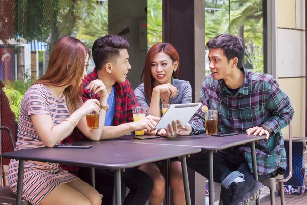 Случайные Молодые Люди Сидят Кафе Обсуждая Используя Цифровой Планшет — стоковое фото