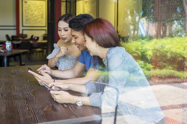 Jovens Felizes Sentados Café Usando Telefone Celular Lendo Mensagens Olhando — Fotografia de Stock