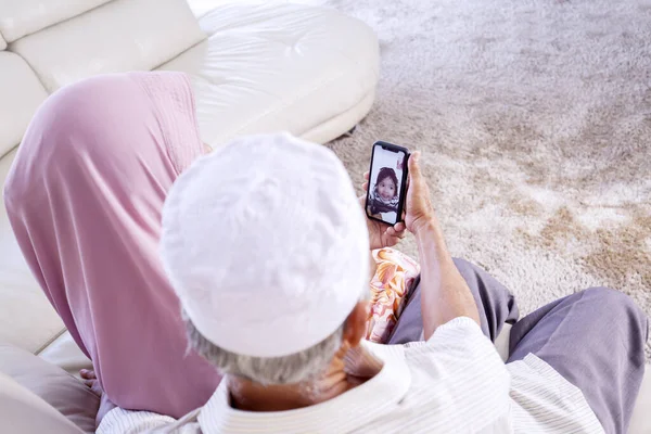 Vue Dessus Couple Musulman Senior Faisant Appel Vidéo Avec Leur — Photo
