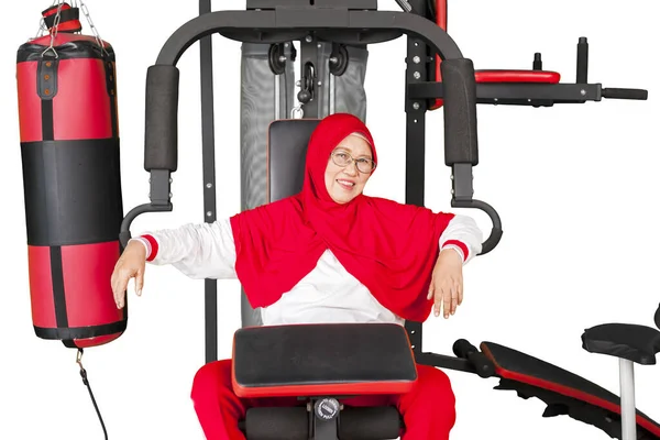 Spor Yaptıktan Sonra Gülümseyen Rahatlatan Müslüman Kadın Spor Aletlerinin Üzerinde — Stok fotoğraf