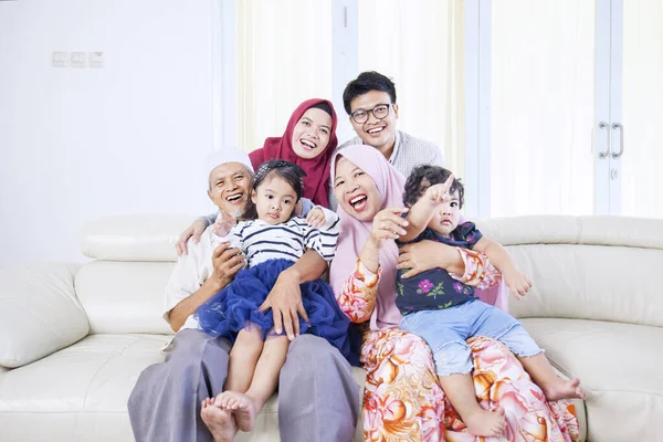 Retrato Tres Generaciones Familia Musulmana Sonriendo Cámara Mientras Pasan Tiempo —  Fotos de Stock