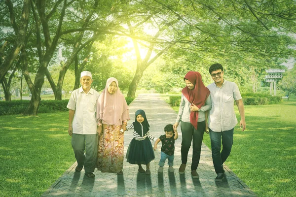 Comprimento Total Três Gerações Família Muçulmana Andando Parque Enquanto Sorrindo — Fotografia de Stock