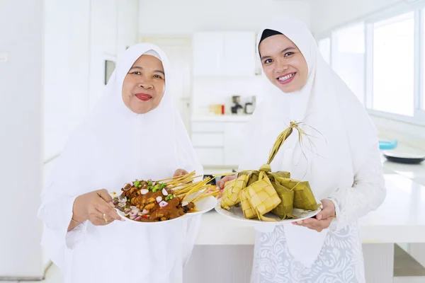 Портрет Двох Мусульман Які Подають Традиційну Їжу Стоячи Кухні Разом — стокове фото