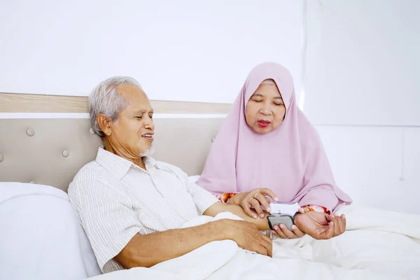 Portrait Senior Muslim Woman Checking Blood Pressure His Husband Using — Stock Photo, Image