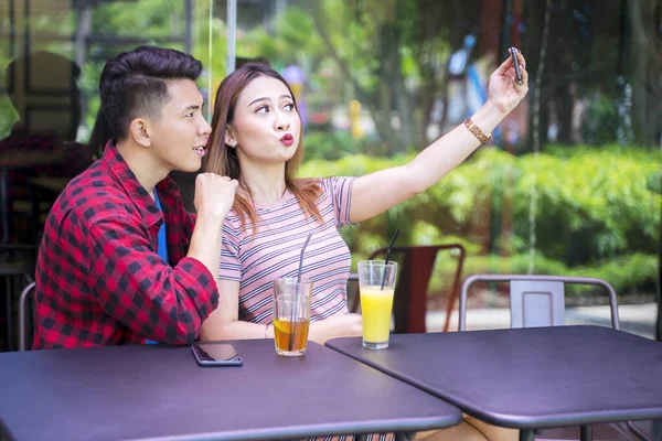 Portrait Jeune Couple Prenant Selfie Photo Aide Smartphone Tout Étant — Photo