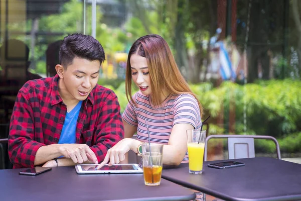 Portrait Young Couple Using Digital Tablet While Enjoying Leisure Time — Stock Photo, Image