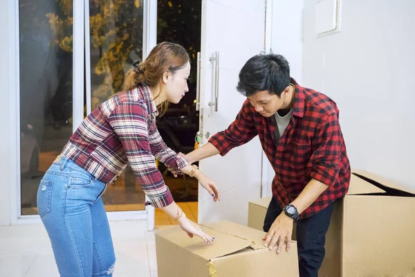 Retrato Jovem Mulher Segurando Papelão Juntos Enquanto Estão Casa — Fotografia de Stock