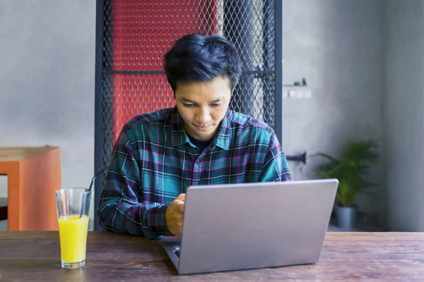 Portret Młodego Mężczyzny Korzystającego Laptopa Podczas Siedzenia Restauracji Szklanką Soku — Zdjęcie stockowe