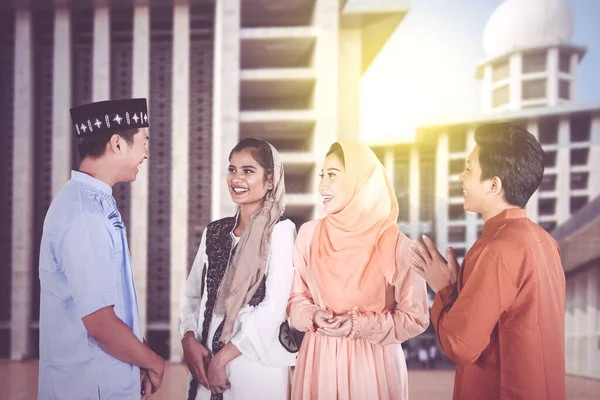 Grupa Młodych Muzułmanów Rozmawiających Sobą Meczecie Podczas Eid Mubarak — Zdjęcie stockowe