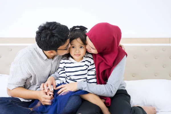 Retrato Padres Musulmanes Jóvenes Besando Linda Hija Mientras Están Sentados — Foto de Stock