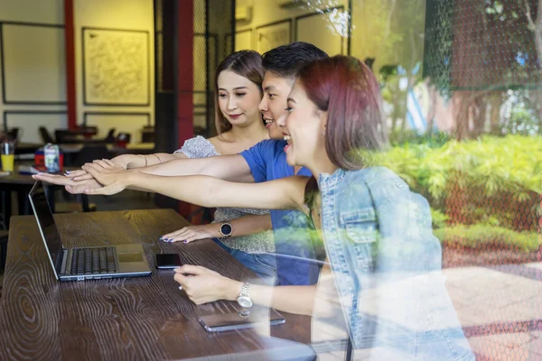 Skupina Mladých Lidí Spojuje Ruce Spolu Notebookem Stole Kavárně — Stock fotografie