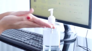  Kadın el dezenfektanı sürüyor. 