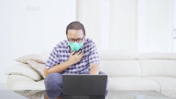 Uomo Indossando Maschera Lavorando Con Computer Portatile Sul Divano — Video Stock