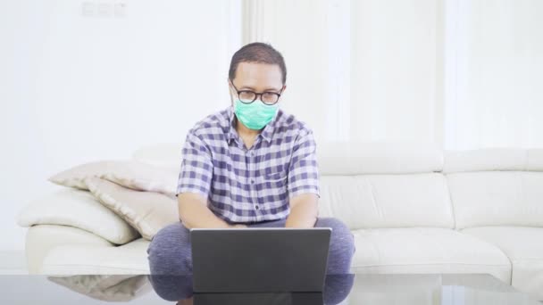 Hombre Usando Máscara Trabajando Con Ordenador Portátil Sofá — Vídeos de Stock