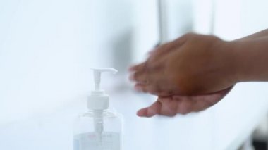 El dezenfektanı kullanan kadınların ellerini kapat. 