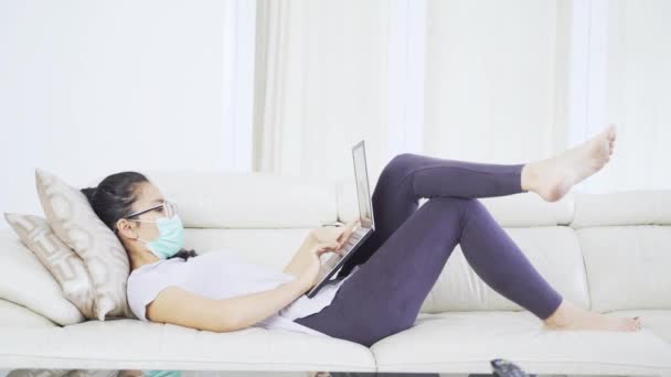 在家中检疫时使用手提电脑的年轻女性 — 图库视频影像