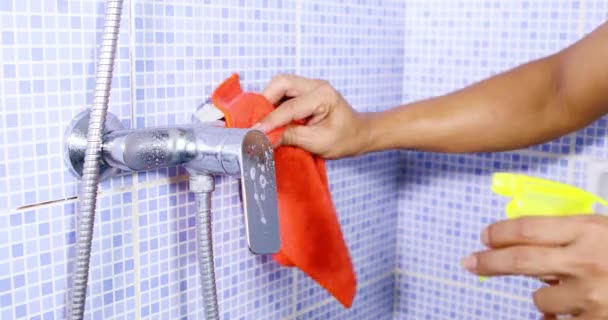 As mãos de empregada doméstica limpam uma torneira com um trapo — Vídeo de Stock