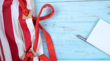 Tatil için kişisel eşyalarınızı ahşap masada el çantasına koymayı bırakın..