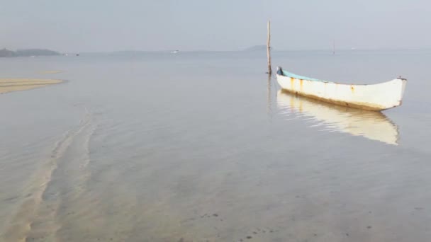 Barco Pescador Vacío Con Paisaje Marino Brumoso — Vídeo de stock