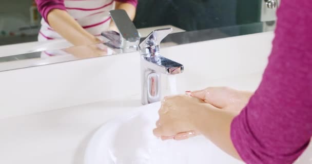 Κοντινό Πλάνο Μιας Άγνωστης Γυναίκας Που Πλένει Χέρια Της — Αρχείο Βίντεο