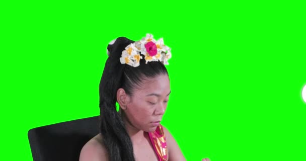 Tradiční balijská tanečnice nanášející make-up — Stock video