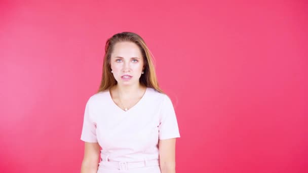 Mujer Enojada Mostrando Sus Dedos Medios Cámara — Vídeos de Stock