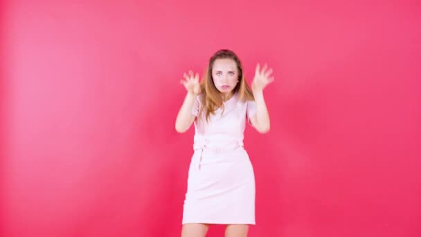 Mujer Alegre Bailando Sobre Fondo Rojo — Vídeos de Stock