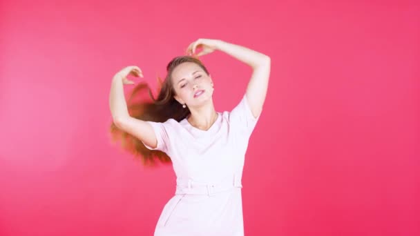 陽気女性ダンス以上赤の背景 — ストック動画
