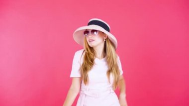 Şapkayla dans eden güzel kadın