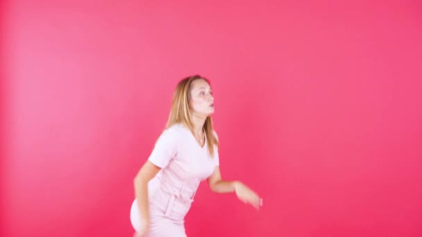 Mujer Alegre Bailando Sobre Fondo Rojo — Vídeos de Stock