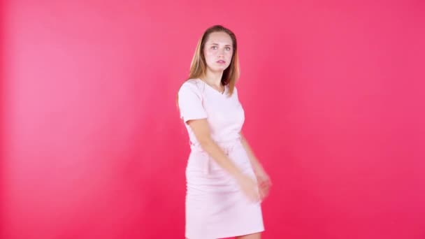 Mujer Alegre Bailando Sobre Fondo Rojo — Vídeos de Stock