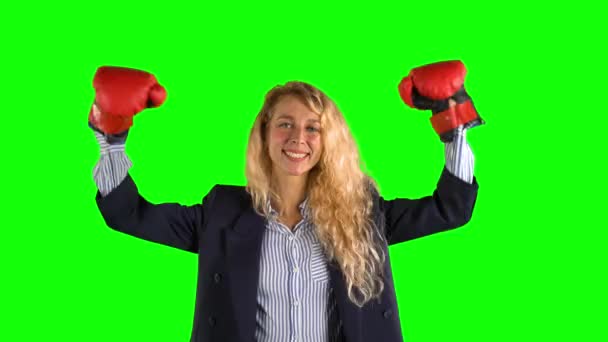 Kaukasiska Affärskvinna Boxningshandskar — Stockvideo