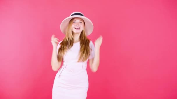 Mujer Alegre Bailando Sobre Fondo Rojo — Vídeos de Stock