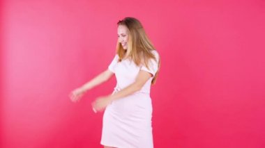 Kırmızı arka planda dans eden neşeli kadın