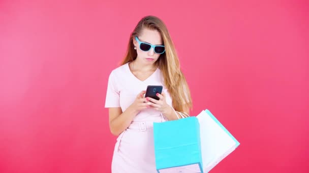 Comprimento Total Jovem Mulher Carregando Sacos Compras Enquanto Estava Estúdio — Vídeo de Stock