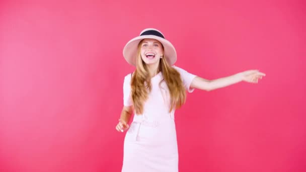 Ευτυχισμένη Γυναίκα Χορεύει Ροζ Φόντο — Αρχείο Βίντεο