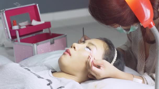 Young Woman Undergoing Eyelash Extension Procedure Beauty Salon Closeup — Stock Video