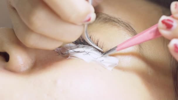 Young Woman Undergoing Eyelash Extension Procedure Beauty Salon Closeup — Stock Video