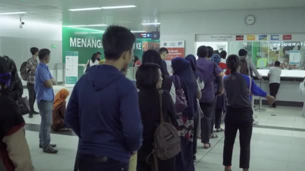 Пасажири квапляться купити квитки на приміські поїзди. — стокове відео