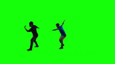 Stüdyoda break dans yaparken serbest dans yapan iki genç adam.