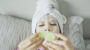 Eller yüz maskesi kremi sürüyor.